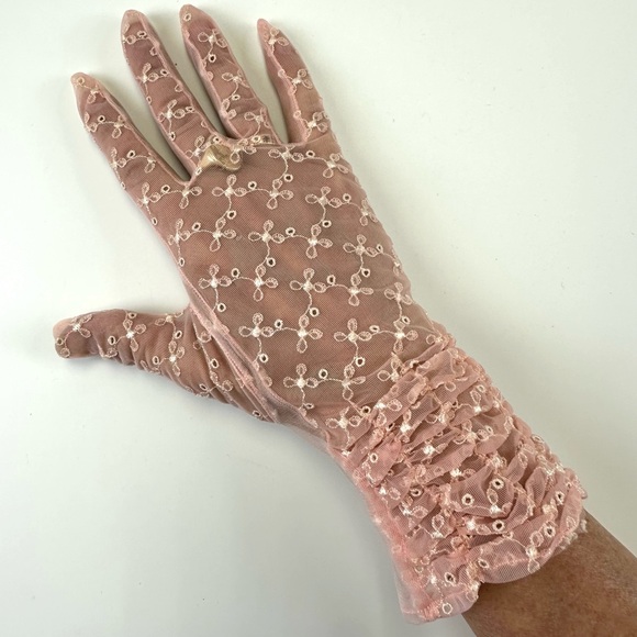 Vintage pink lace gloves Womens sheer ruched wrist length gloves Medium 60s 50s - Picture 3 of 9